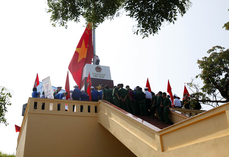 Cờ[-]Tổ[-]quốc[-]tung[-]bay[-]nơi[-]đảo[-]tiền[-]tiêu